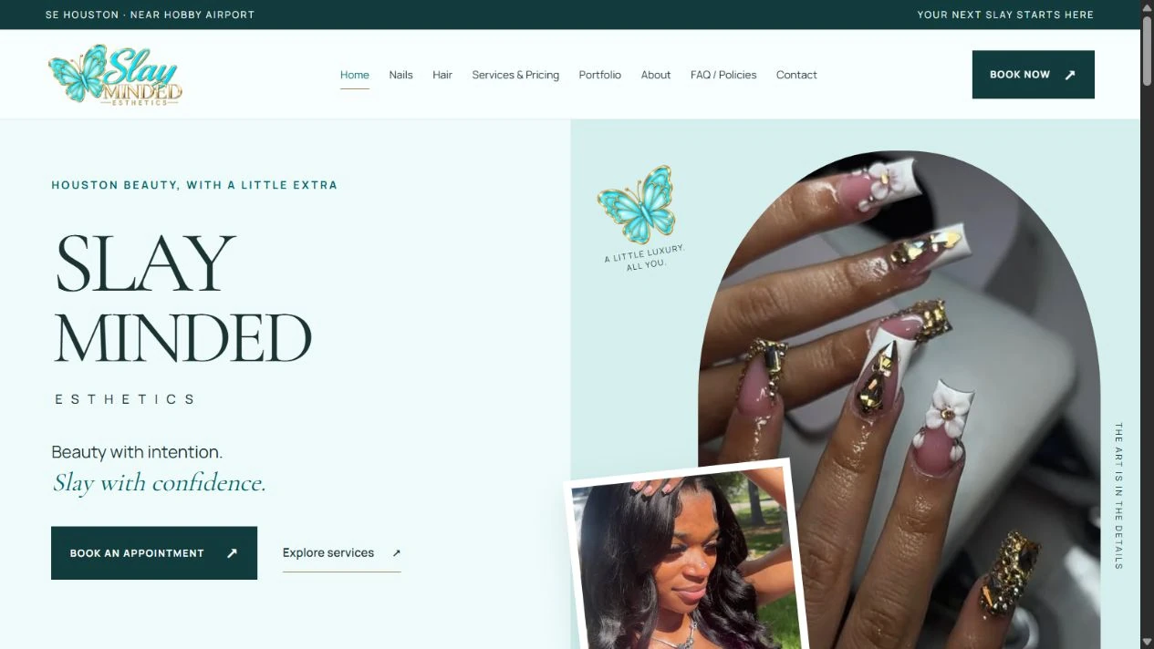 Página de inicio de Slay Minded Esthetics en tonos aqua, con fotos de uñas y cabello y un enlace para reservar.